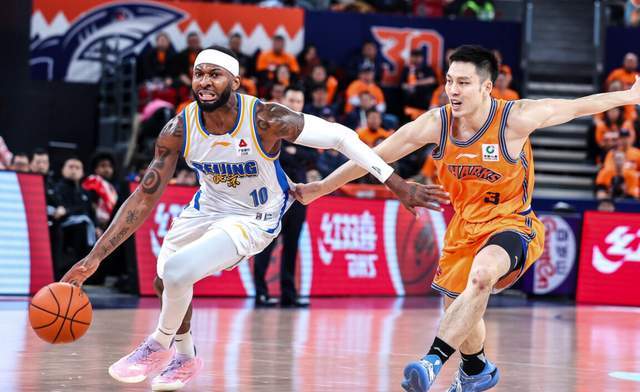 天天盈球足球比分-CBA争冠形势大变！两大豪门轰然倒下，上海成搅局者，黑马俯冲前4