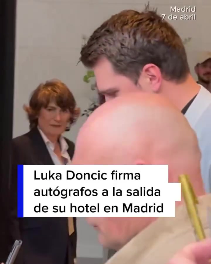 天天盈球足球比分-好兆头？东契奇在西班牙为球迷签名 走路步态看起来正常